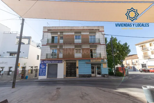 Edificio con gran potencial de inversión en La Zubia — 2