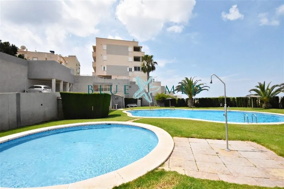 Apartamento reformado con amplia terraza y piscina comunitaria en la cumbre