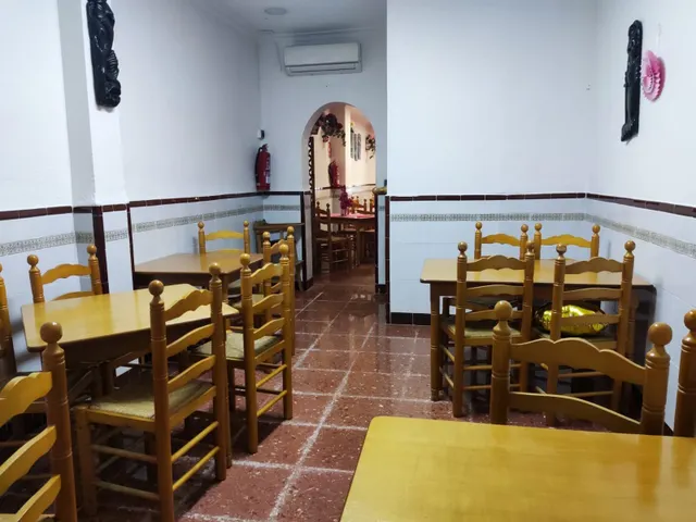 Listo para abrir: licencia de restaurante activa, cocina industrial y salida de humos. — 12