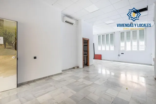 LOCAL COMERCIAL EN ARABIAL JUNTO HIPERCOR — 2