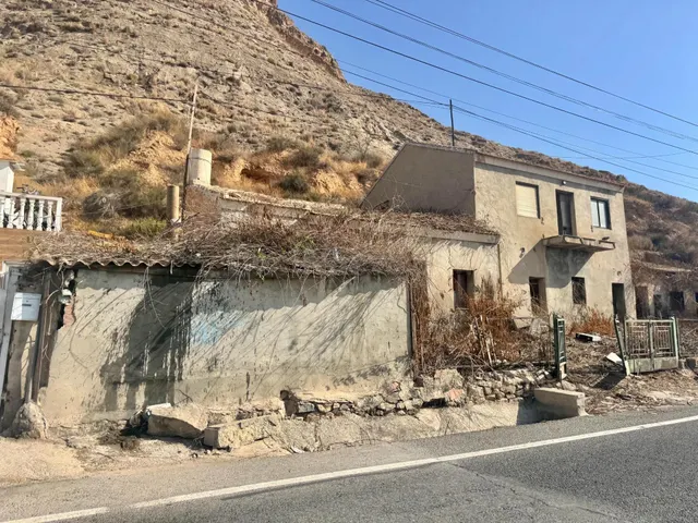 CASA URBANA CON TERRENO A TAN SOLO 5 MIN DE ORIHUELA PARA RE