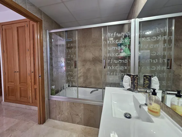 Amplio piso de 3 dormitorios con terraza, garaje, trastero y piscina en Mijas Costa — 12