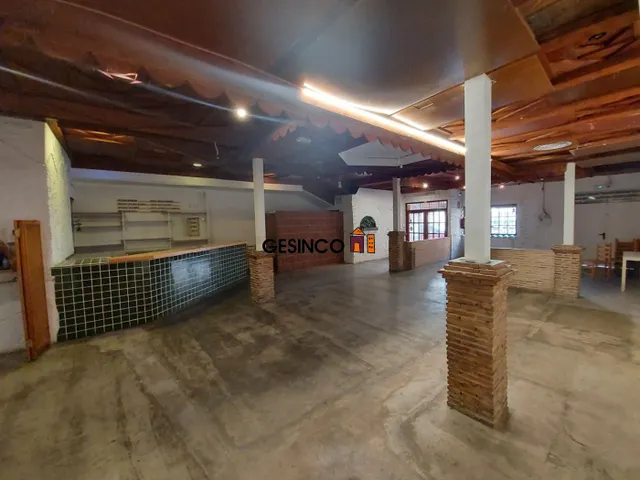 LOCAL COMERCIAL CON MUCHAS POSIBILIDADES — 5