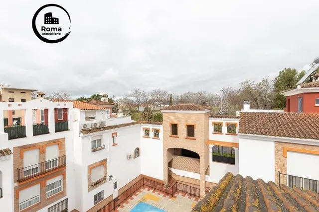 Casa adosada en urbanización con piscina junto al Ferial — 23