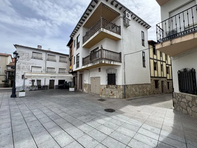 CASA EN LA EMBLEMATICA PLAZA DEL CASTILLO DE CANDELEDA — 47