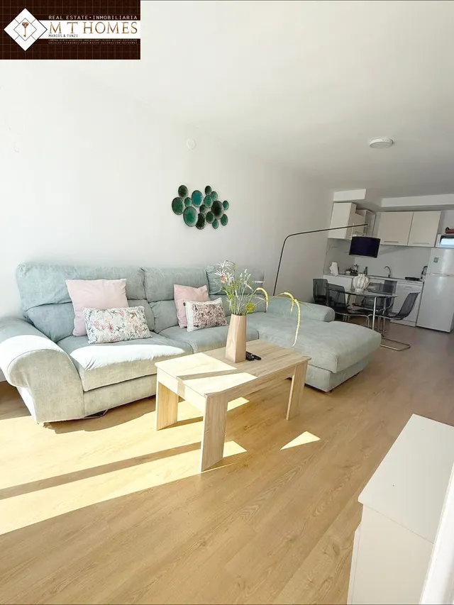 Piso con terraza y patio junto a todos los servicios y la playa — 7
