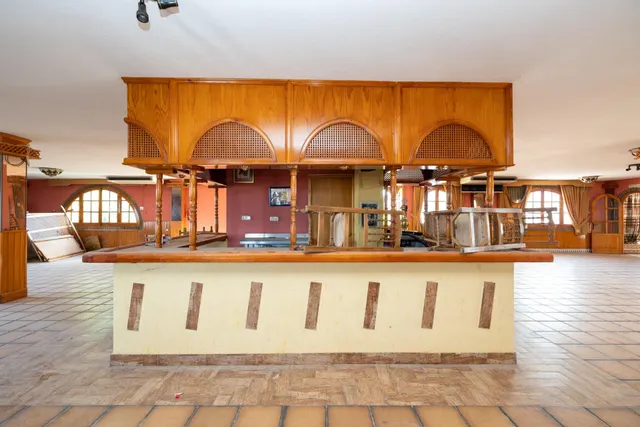 Terreno urbanizable, actualmente hay un restaurante. — 20