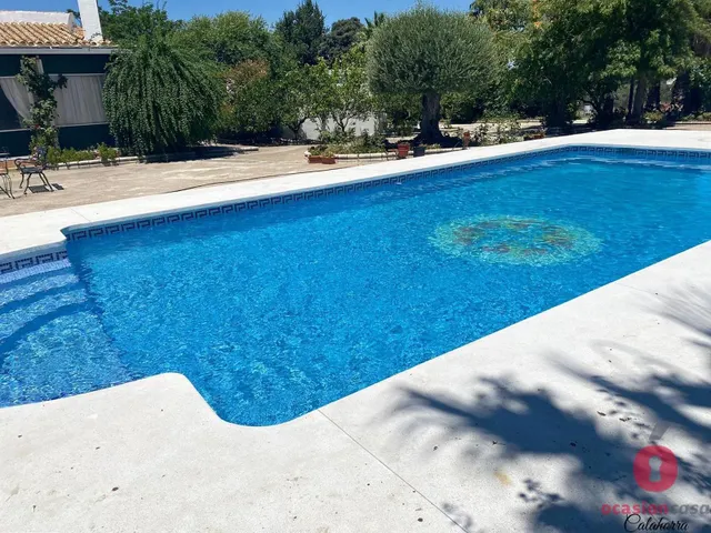 GRAN CASA CON TERRENO EN LOS ALGARBES (LA CARLOTA) - 3.500 METROS ¡HIPOTECABLE! — 3