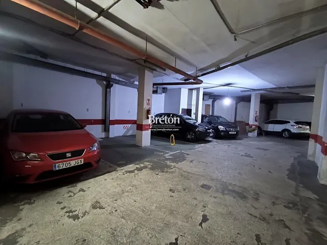 Interesante piso con plaza de garaje y trastero junto a Avenida Goya. — 28