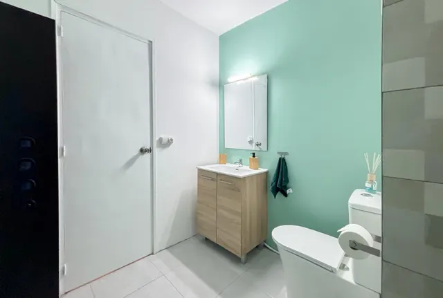 **Piso totalmente reformado de cuatro habitaciones y un baño** — 9