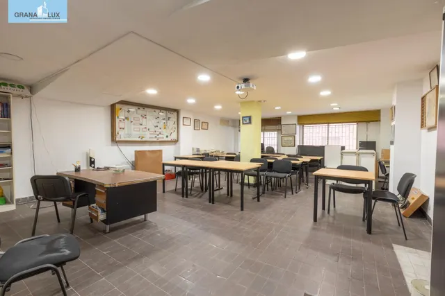 LOCAL COMERCIAL JUNTO A ÁNGEL GANIVET | ESPACIO Y UBICACIÓN. — 4