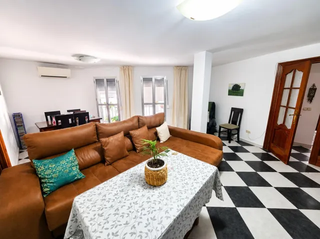 AMPLIO PISO JUNTO AL ARCO DE LA MACARENA CON GARAJE