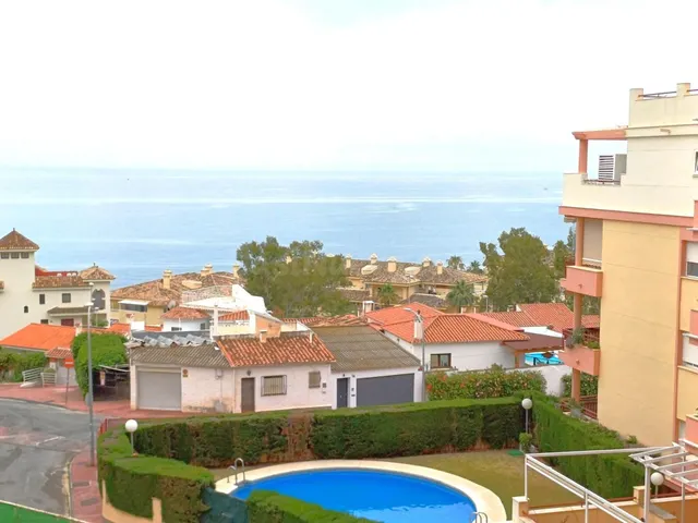 Venta de piso con dos dormitorios en Torrequebrada, Benalmád
