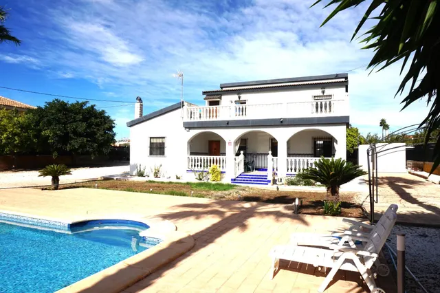 OPORTUNIDAD CHALET URBANO CON PISCINA EN LA GALIA — 3