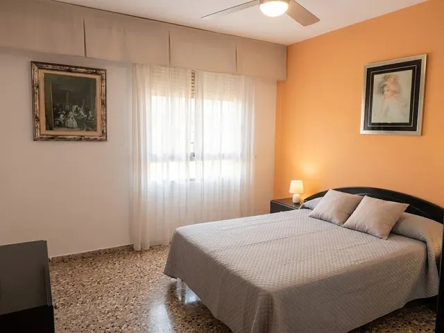 Luminoso piso con gran cocina y balcón frente a una tranquila plaza en Riola — 10