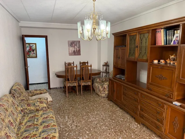 Piso con ascensor, 4 dormitorios, 2 baños, cocina 19 m2 con patio pisable, salon comedor, tres piezas a la calle. — 41