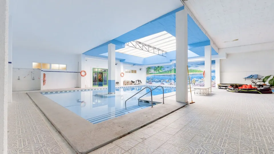Gran local comercial de 1295m2 en Benalmadena