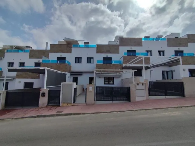 Casa adosada en venta en Bigastro con 3 dormitorios, 3 baños, solárium privado de 39 m2 y piscina comunitaria — 39