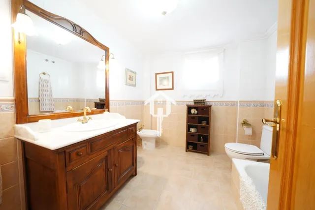 Chalet adosado con buhardilla en ciudad jardín de Alicante: garaje para 4 vehículos, terraza de 30m2 y piscina — 29