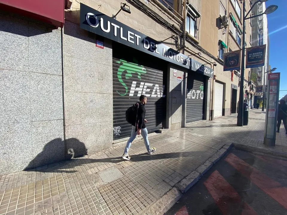Local en alquiler con dos huecos a fachada en Pérez Galdós.