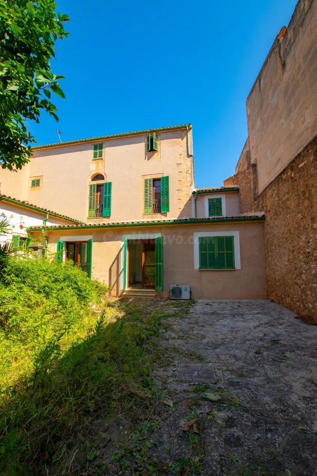 Casa señorial con jardín en el centro de Campos - foto 2