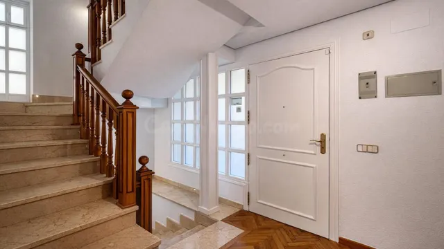 Chalet de esquina con jardín en Madrid capital | Una joya re - foto 2