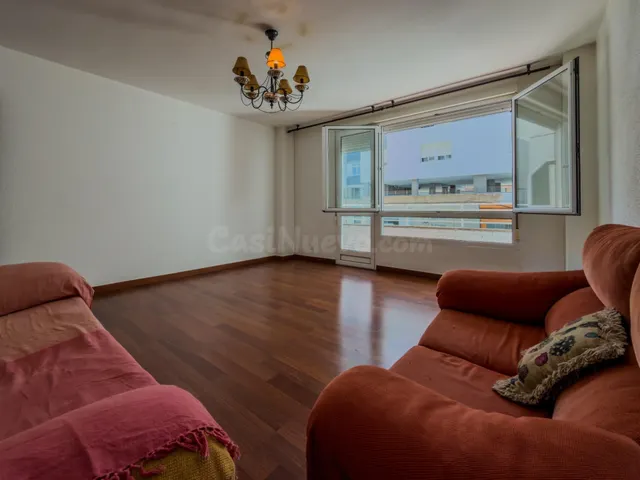 Piso con terraza a la venta en Fernando de Los Rios.