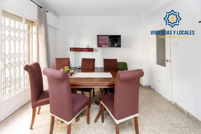 Venta de piso de 4 dormitorios y 2 baños en Granada (Zona Centro) — 4