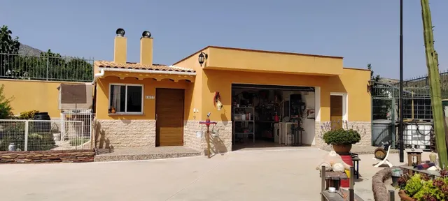 SE VENDE CHALET EN MUY BUENA ZONA PEGADO AL PUEBO Y A 20 MINUTOS DE ALICANTE — 5