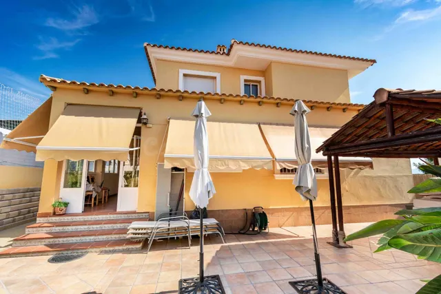 Soleado chalet de 4 dormitorios, garaje, piscina y cocina ex - foto 4