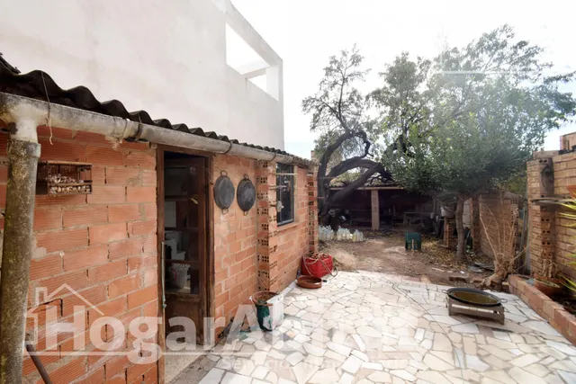 ¡OPORTUNIDAD ÚNICA! AMPLIA CASA PARA REFORMAR CON PATIO Y TRASTERO — 13