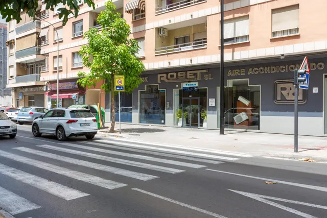 Oportunidad en Gandia: Amplio Local Comercial en Venta — 5