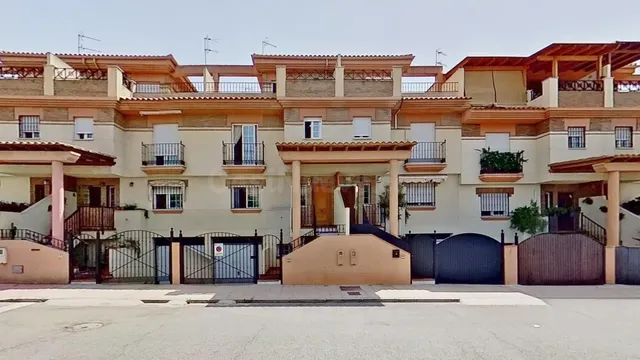 VIVIENDA CON GRAN COCHERA Y ZONAS EXTERIORES EN EL BALCON DE