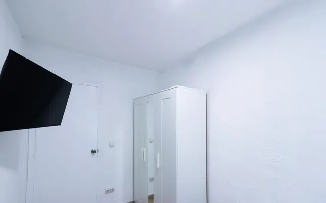 **Piso totalmente reformado de cuatro habitaciones y un baño** — 19