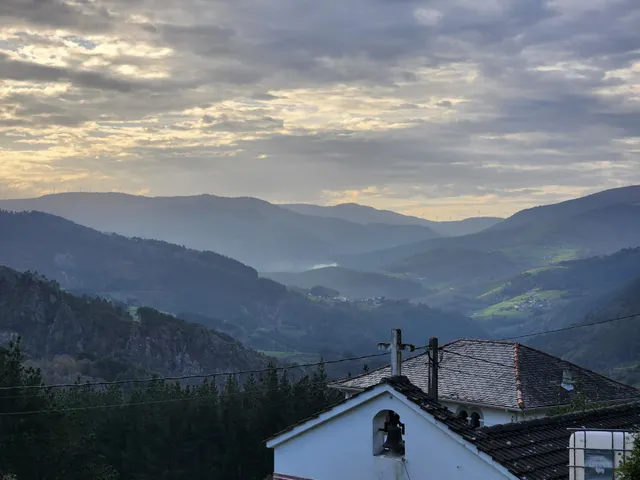 PRECIOSA CASA CON CAPILLA Y TERRENOS EN VILLAYON (ASTURIAS) — 7