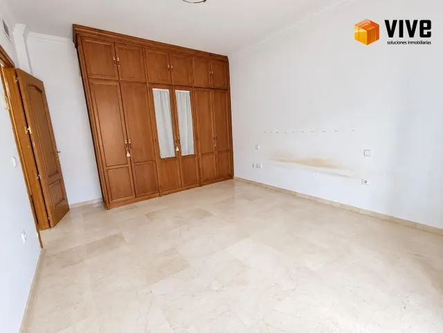 Casa adosada de dos plantas en La Rinconada: espacio, luz y comodidad para tu familia — 6