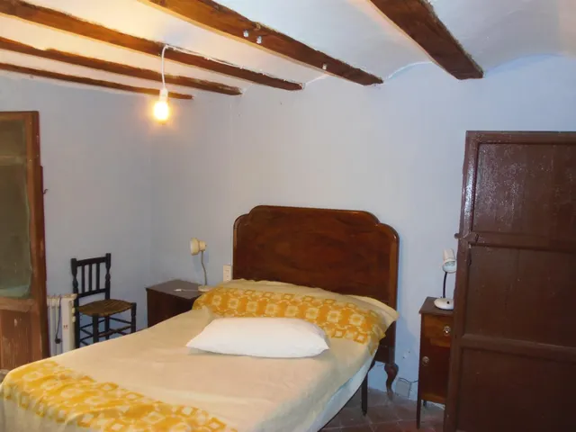 Casa grande haciendo esquina en el centro del pueblo, con patio grande, planta baja, dos alturas — 29