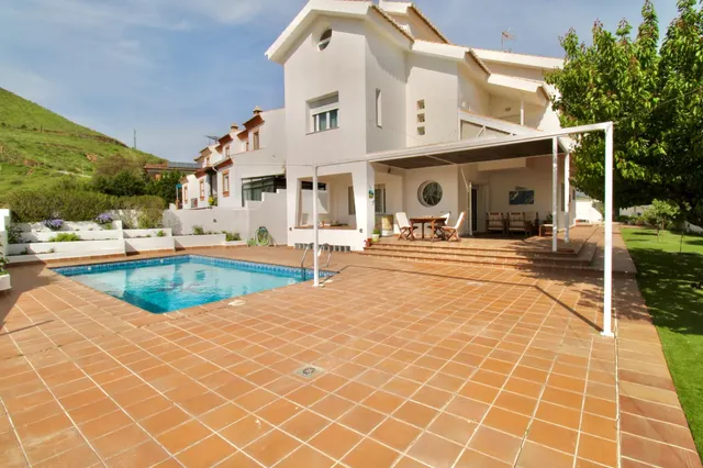 Exclusivo chalet con piscina, jardín y vistas únicas en Cene