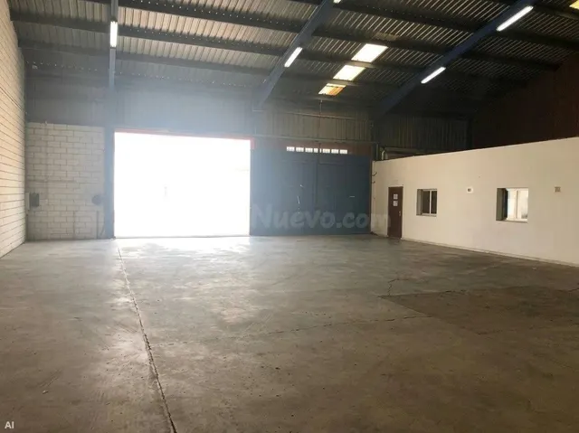 Amplia Nave Industrial de 540 m2 con Despachos y Portón para - foto 2