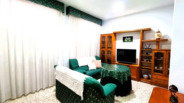 Amplio Piso en venta en Cazorla, Jaén - Ideal para Vivir y D