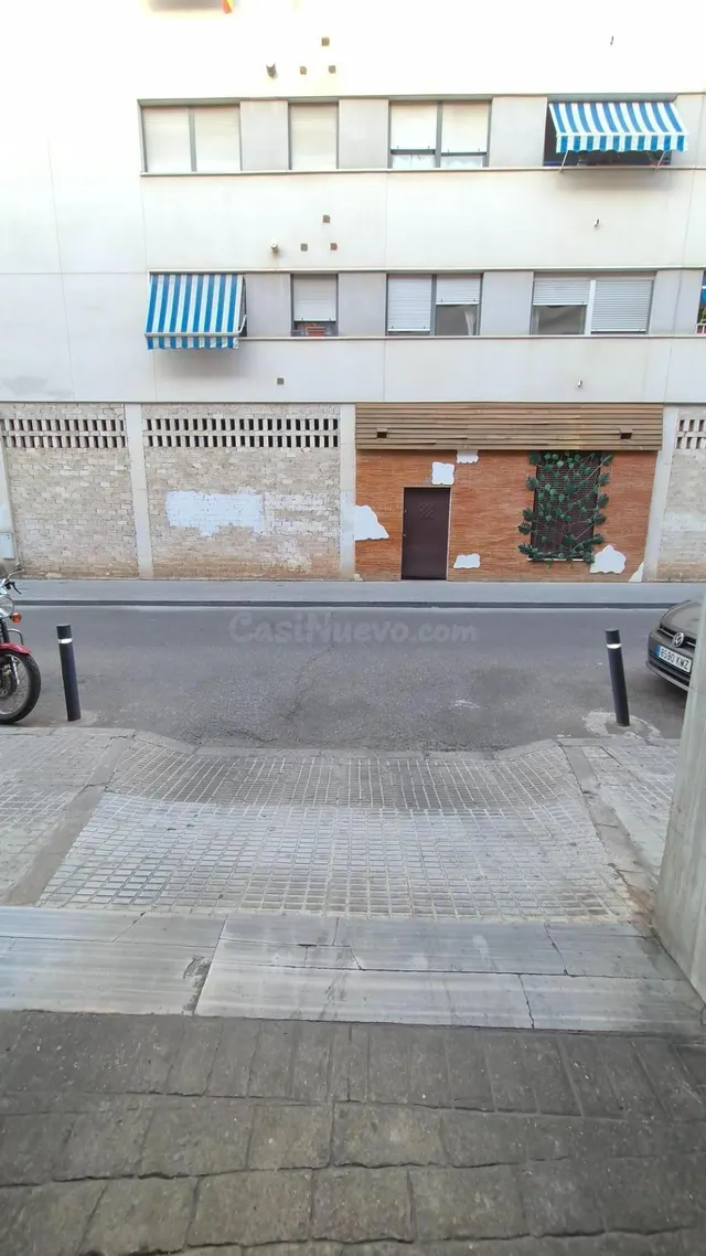 Venta de aparcamiento privado con excelente acceso en pleno barrio de Levante — 4