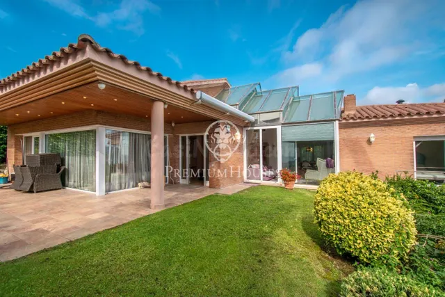 Preciosa casa de lujo en venta con vistas al mar y piscina e - foto 3