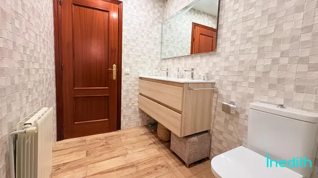 A 50 metros de la playa, Piso impecable con terraza, vistas , parking, trastero y piscina — 22