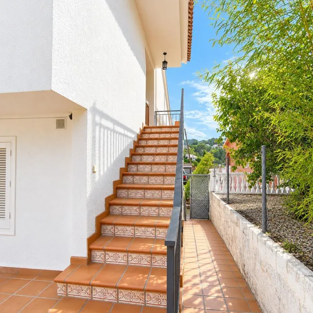 SE VENDE CASA INDEPENDIENTE CON PISCINA CON VISTAS EN CORBERA DE LLOBREGAT BARCELONA — 12