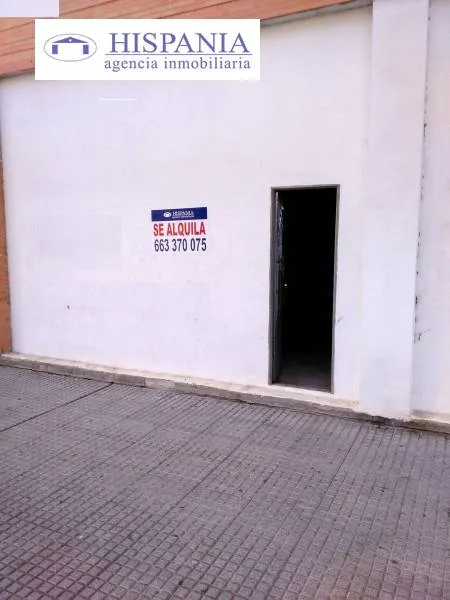 LOCAL EN BRUTO CON BUENA FACHADA, ZONA BARRIADA DE LA PAZ — 2