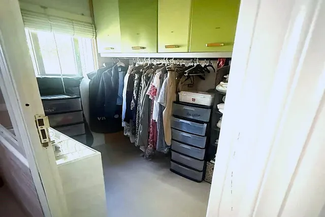 Bungalow reformado con 2 dormitorios, 1 baño y una amplia terraza frontal. Zona tranquila cerca de colegios y con buenas conexiones de transporte público. — 17