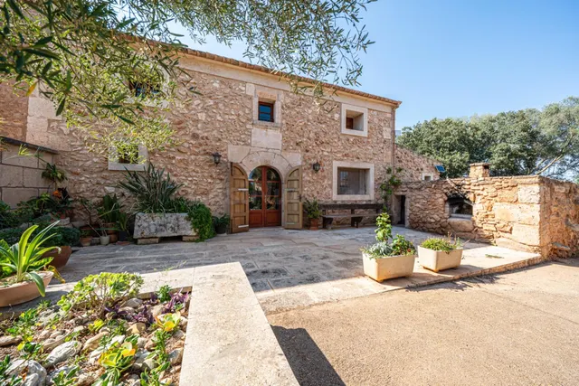 Villa de campo con piscina privada y casa de invitados .