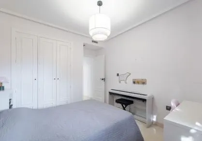 Apartamento en planta baja elevada con jardín privada, en La Mairena. — 12
