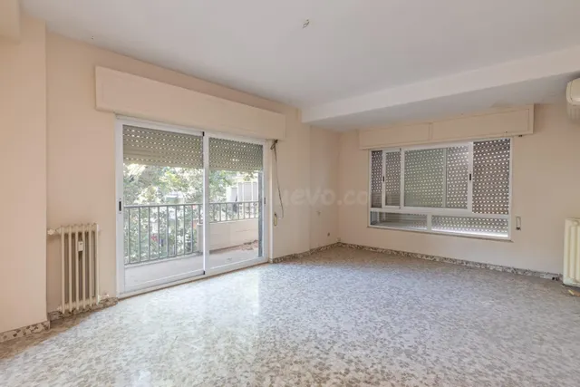 Piso en esquina con terraza y vistas a Plaza Mariana Pineda, Granada — 4