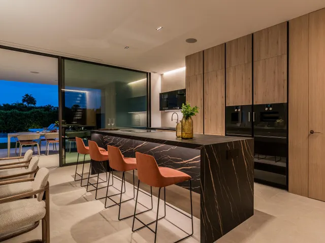Sofisticada villa con vistas al mar en la Milla de Oro, Marbella — 31